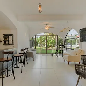 https://4br-amazing-hotel-zone-house-by-the-lagoon.quintano-roohotels.com